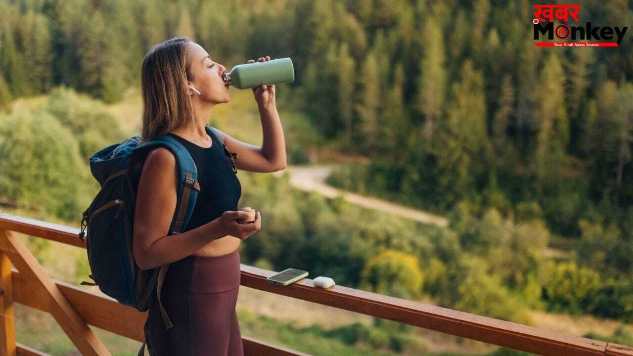 क्या खड़े होकर पानी पीना घुटनों के लिए नुकसानदायक है? जानें क्या कहते हैं एक्सपर्ट