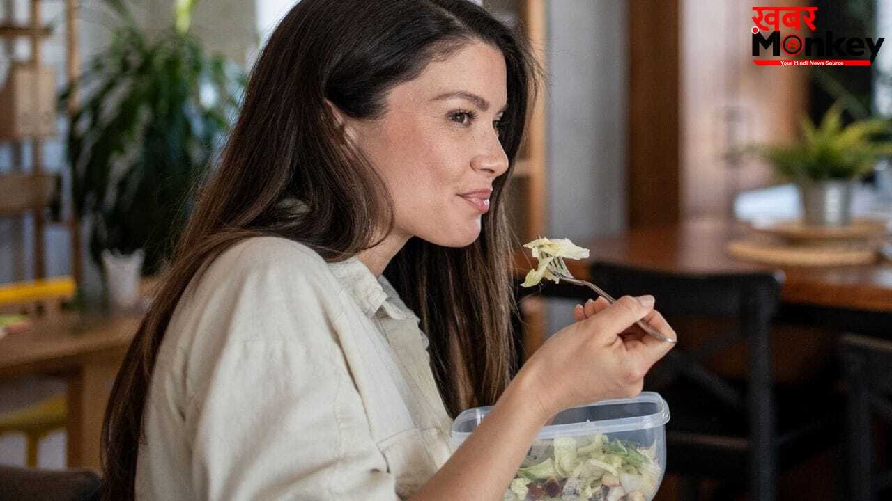 तेजी से खाने वाले लोगों में बढ़ रहा मोटापा, तेज खाना खाना कैसे बिगाड़ रहा सेहत