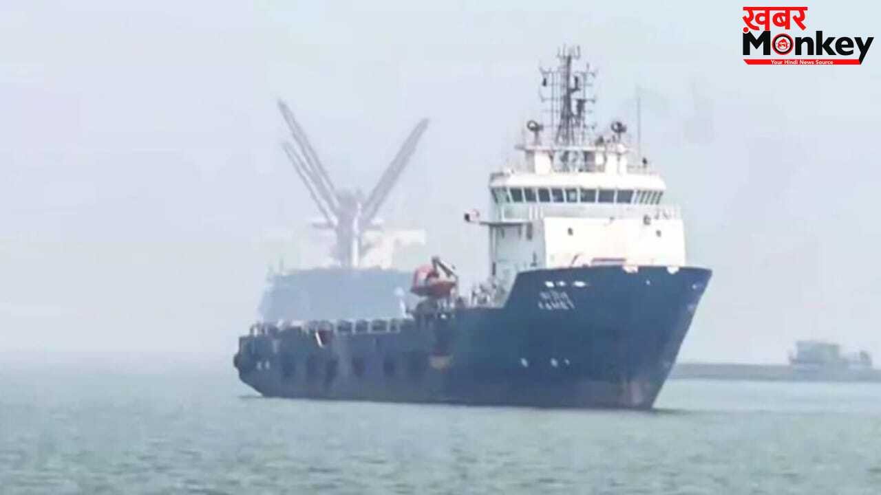 ईरान की गोलीबारी के बीच एक भारतीय जहाज ने होर्मुज स्ट्रेट किया पार, चार वापस लौटे