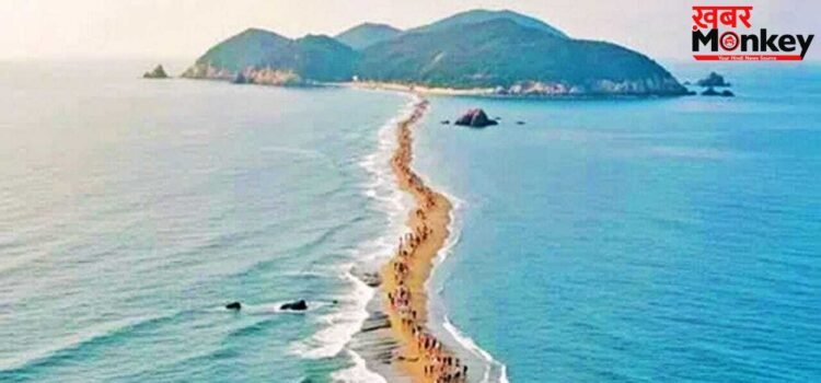 अचानक दो हिस्सों में बंट जाता है समुद्र…बन जाता है रास्ता, यहां है ये हैरान करने वाली जगह