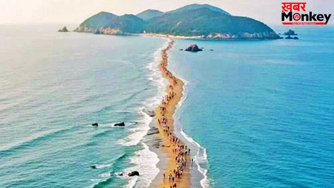 अचानक दो हिस्सों में बंट जाता है समुद्र…बन जाता है रास्ता, यहां है ये हैरान करने वाली जगह