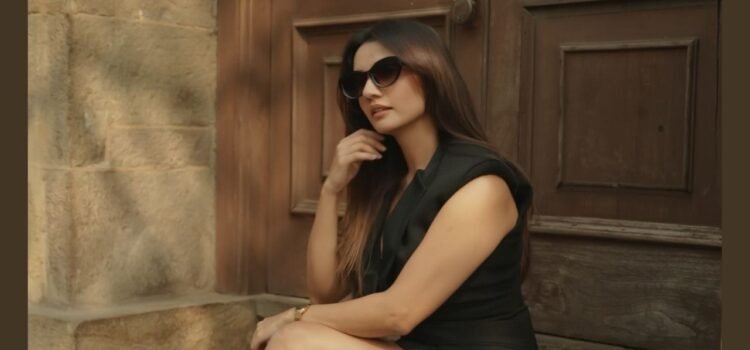 रणवीर इलाहाबादिया की गर्लफ्रेंड जूही भट्ट हैं ग्लैमरस, देखें उनके ये पार्टी वियर लुक