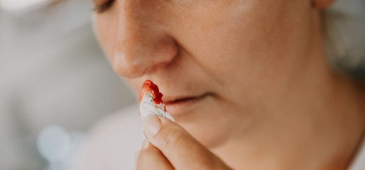गर्मियों में नाक से खून आ गया है तो तुरंत क्या करें, ये क्यों होता है