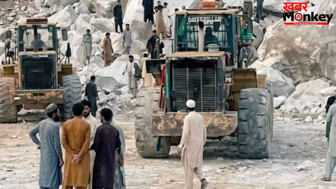 पाकिस्तान में जिस शख्स को मुर्दा समझ कर दफनाया, वो 17 दिन बाद कब्र से लौटा जिंदा