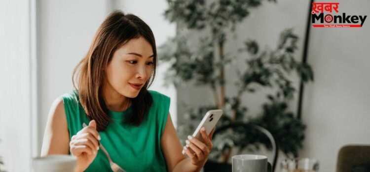 खाना खाते समय चलाते हैं फोन? ये आंतों को ऐसे कर रहा खराब