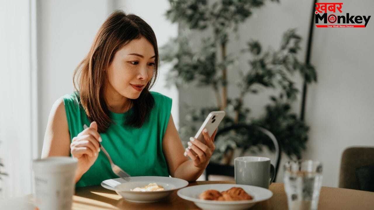 खाना खाते समय चलाते हैं फोन? ये आंतों को ऐसे कर रहा खराब