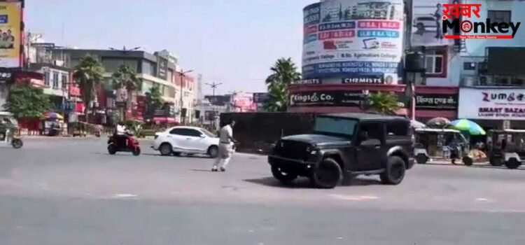 बीच सड़क Thar से खौफनाक स्टंट, पुलिसवाले ने यूं भागकर बचाई जान, रईसजादे की दबंगई देख कांप उठे लोग!