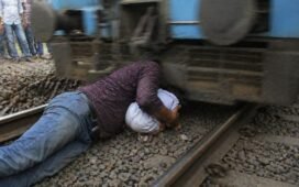 Viral Video: ट्रेन के नीचे फंसे मासूम को बचाने के लिए युवक ने जोखिम में डाली जान, मुश्किल घड़ी में दिखाई सच्ची इंसानियत