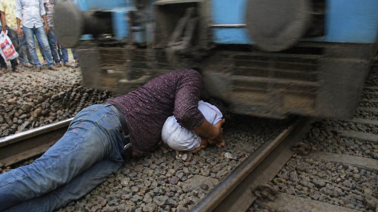 Viral Video: ट्रेन के नीचे फंसे मासूम को बचाने के लिए युवक ने जोखिम में डाली जान, मुश्किल घड़ी में दिखाई सच्ची इंसानियत