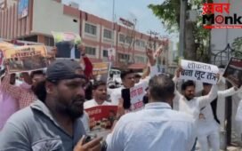 विधानसभा के बाहर सपा कार्यकर्ताओं का चुनाव आयोग के खिलाफ जोरदार प्रदर्शन
