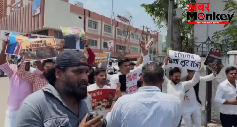 विधानसभा के बाहर सपा कार्यकर्ताओं का चुनाव आयोग के खिलाफ जोरदार प्रदर्शन