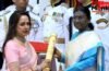 हेमा मालिनी ने रिसीव किया धर्मेंद्र को मिला पद्म विभूषण सम्मान, बेटी अहाना नहीं रोक पाईं आंसू