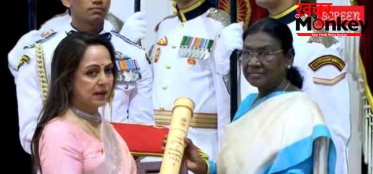 हेमा मालिनी ने रिसीव किया धर्मेंद्र को मिला पद्म विभूषण सम्मान, बेटी अहाना नहीं रोक पाईं आंसू हेमा मालिनी ने रिसीव किया धर्मेंद्र को मिला पद्म विभूषण सम्मान, बेटी अहाना नहीं रोक पाईं आंसू