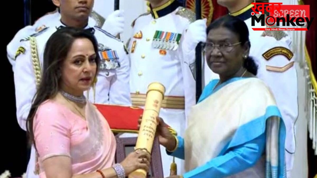 हेमा मालिनी ने रिसीव किया धर्मेंद्र को मिला पद्म विभूषण सम्मान, बेटी अहाना नहीं रोक पाईं आंसू