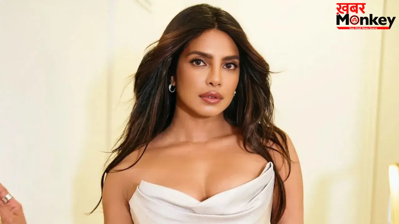 Priyanka Chopra के पर्स का खुलासा, हनुमान चालीसा से लेकर काला धागा तक, देसी टच ने जीता फैंस का दिल