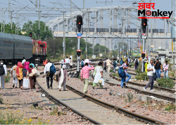 बेटे के सामने ट्रेन से जा कटी मां, लाश के हुए 100 से ज्यादा टुकड़े, मंजर देख सहम गए लोग