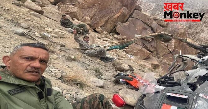 हेलीकॉप्टर क्रैश पर मौत को दे दी मात, जिंदा बचे अफसरों का विक्ट्री साइन हेलीकॉप्टर क्रैश पर मौत को दे दी मात, जिंदा बचे अफसरों का विक्ट्री साइन
