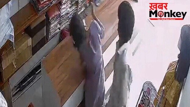 बाल खींचकर जमीन पर घसीटा, लात-घूंसे और थप्पड़ बरसाए बाल खींचकर जमीन पर घसीटा, लात-घूंसे और थप्पड़ बरसाए