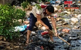 जनप्रतिनिधि हो तो ऐसा! गंदे नाले की सफाई के लिए सरपंच ने खुद उठाई कुदाल