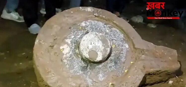 महाकालेश्वर मंदिर परिसर में खुदाई के दौरान मिला विशाल शिवलिंग, दर्शन के लिए उमड़ी भीड़