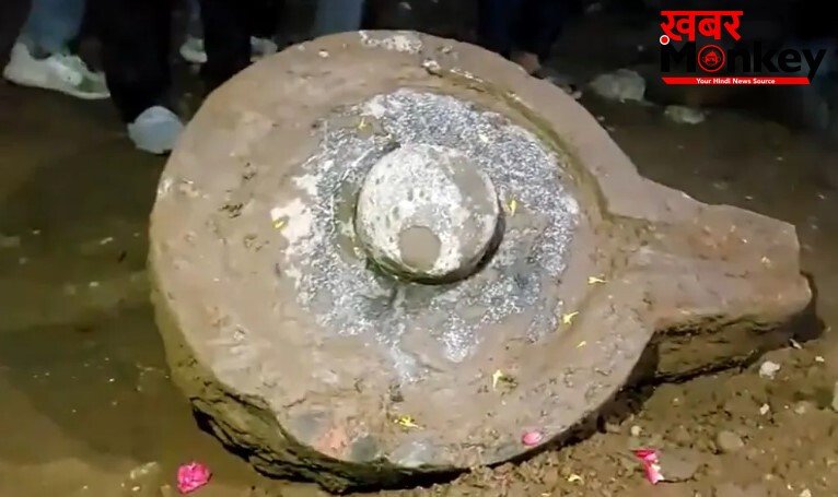महाकालेश्वर मंदिर परिसर में खुदाई के दौरान मिला विशाल शिवलिंग, दर्शन के लिए उमड़ी भीड़