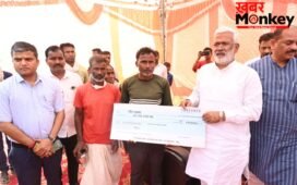 प्रयागराज में आंधी-तूफान में मृतक के परिजनों को मिली सरकार की सहायता, प्रभारी मंत्री स्वतंत्र देव सिंह ने सौंपा 4-4 लाख का चेक