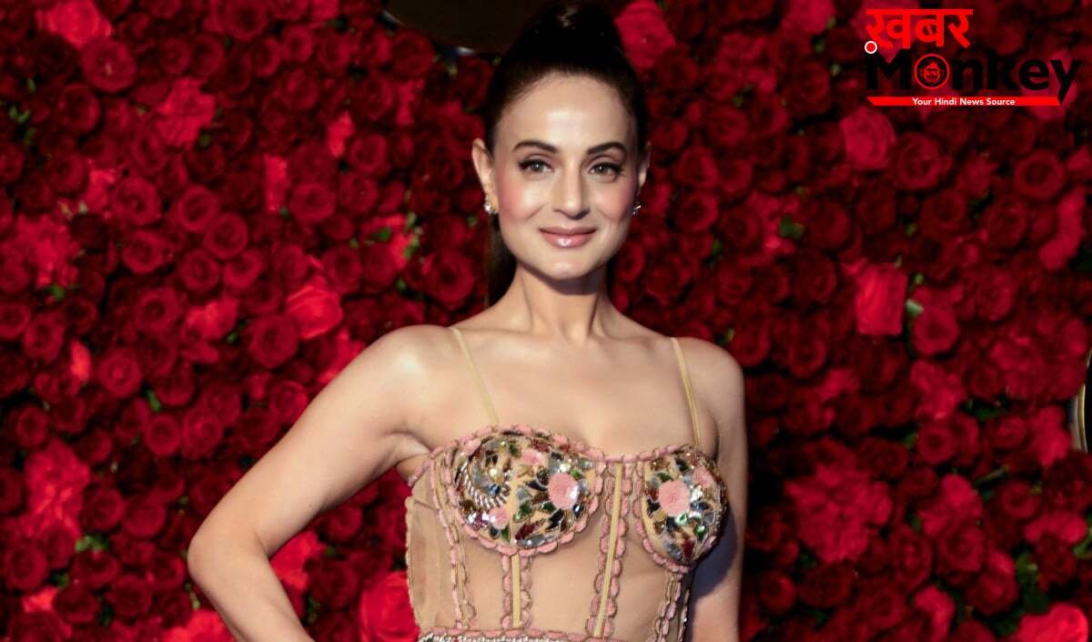 मौत को छूकर भारत लौटीं 'सकीना'! खाड़ी में मिसाइल अटैक के बीच फँसा Ameesha Patel का विमान, 24 घंटे बाद मुंबई में ली राहत की सांस
