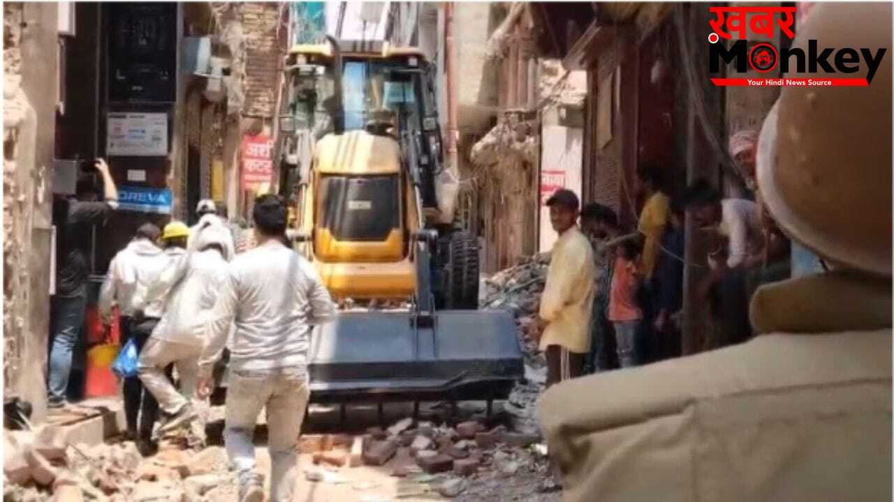 एक बार फिर दालमंडी में गरज रहा बुलडोजर, 45 घरों पर कार्रवाई; भारी पुलिस बल तैनात