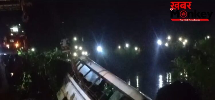 गाजीपुर में 50 यात्रियों से भरी बस 30 फीट गहरे पानी भरे गड्ढे में पलटी, 1 की मौत-24 घायल