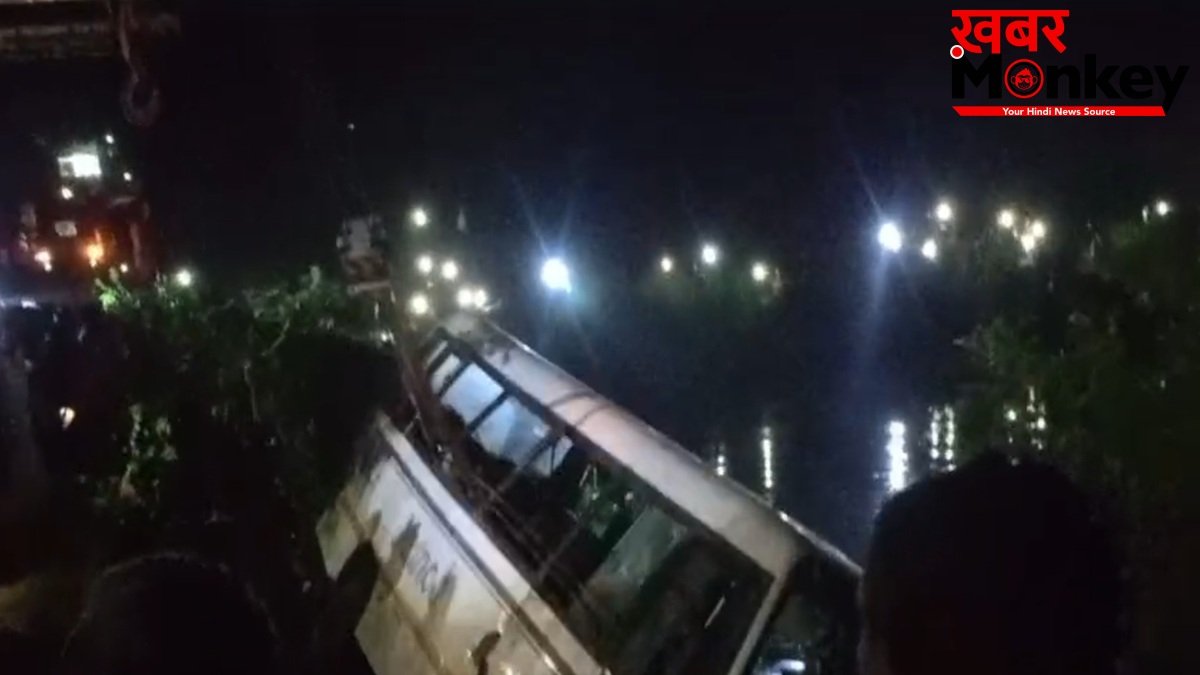 गाजीपुर में 50 यात्रियों से भरी बस 30 फीट गहरे पानी भरे गड्ढे में पलटी, 1 की मौत-24 घायल