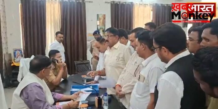 UP News: SDM अजीत प्रताप के खिलाफ वकीलों का हल्लाबोल, DM को ज्ञापन देकर भ्रष्टाचार के खिलाफ कार्रवाई की मांग…