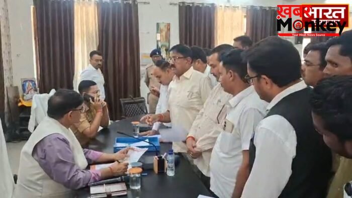 UP News: SDM अजीत प्रताप के खिलाफ वकीलों का हल्लाबोल, DM को ज्ञापन देकर भ्रष्टाचार के खिलाफ कार्रवाई की मांग…