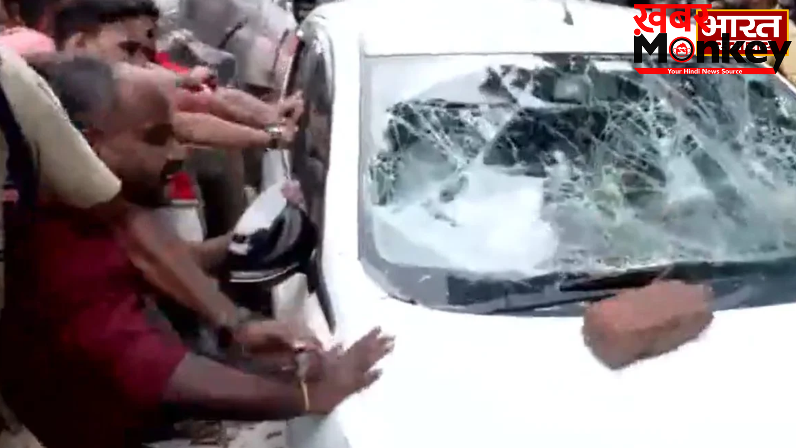 केरल में भारी बवाल! पूर्व सीएम पी. विजयन के घर ED का छापा, भड़के समर्थकों का केंद्रीय एजेंसी पर पथराव और हमला