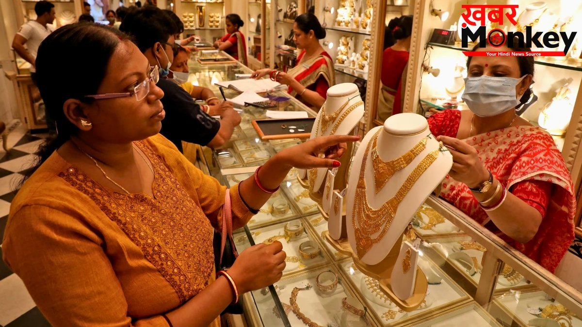 Gold Buying Surge: ज्वेलरी शॉप्स पर उमड़ी भीड़, महंगा होने और नए नियमों के डर से बढ़ा गोल्ड खरीदने का क्रेज