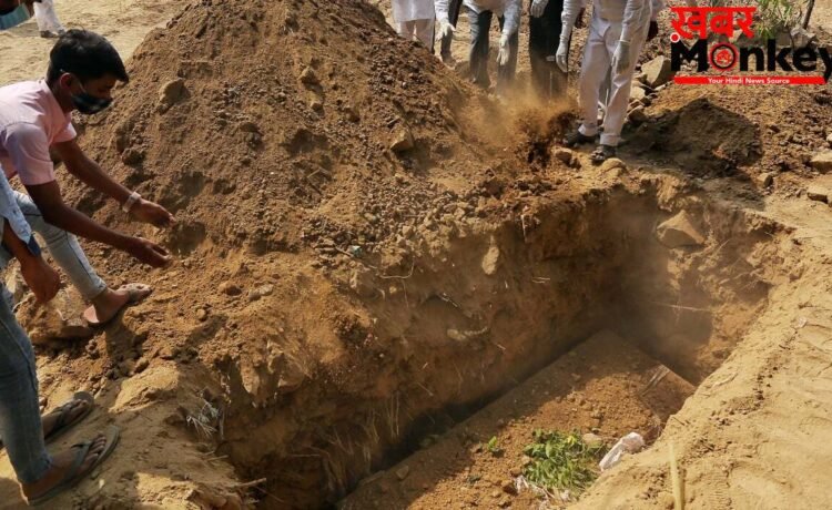 सीतामढ़ी में सनसनी! दफनाने के एक महीने बाद कब्र से निकाला गया 14 वर्षीय किशोरी का शव, दुष्कर्म और हत्या के आरोपों की होगी फॉरेंसिक जांच