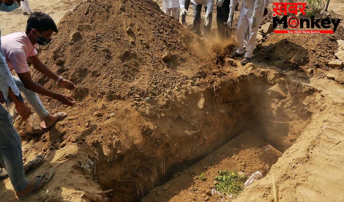 सीतामढ़ी में सनसनी! दफनाने के एक महीने बाद कब्र से निकाला गया 14 वर्षीय किशोरी का शव, दुष्कर्म और हत्या के आरोपों की होगी फॉरेंसिक जांच