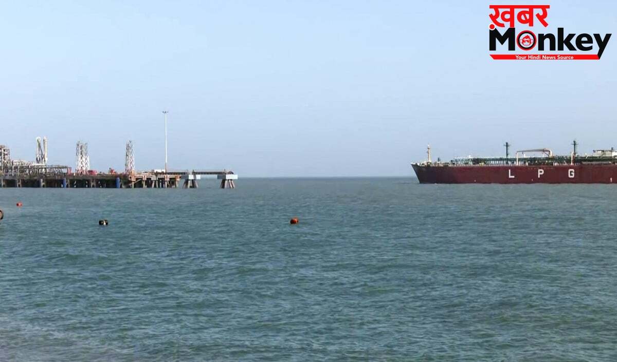 ईरान का Hormuz Strait पर पूरा 'Control', जहाजों के लिए परमिट अब अनिवार्य, GLOBAL टेंशन!