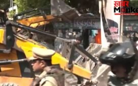 लखनऊ में बुलडोजर से तोड़े जा रहे वकीलों के अवैध चैंबर, पुलिस से नोकझोंक, हाई कोर्ट के आदेश पर कार्रवाई