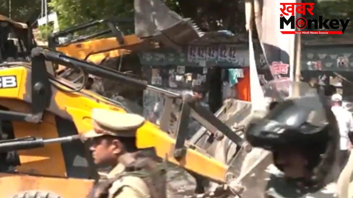 लखनऊ में बुलडोजर से तोड़े जा रहे वकीलों के अवैध चैंबर, पुलिस से नोकझोंक, हाई कोर्ट के आदेश पर कार्रवाई