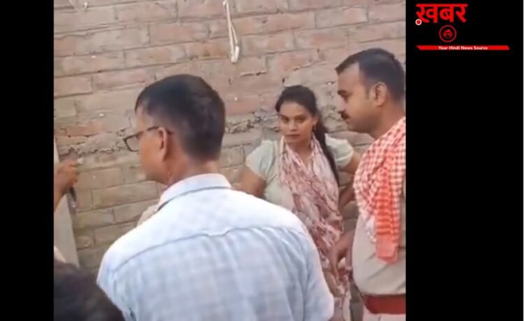 पत्नी की पढ़ाई के लिए पति ने बेची जमीन, नौकरी मिलते ही आशिक संग पकड़ी गई टीचर, सड़क पर हुआ हाईवेल्टेज ड्रामा पत्नी की पढ़ाई के लिए पति ने बेची जमीन, नौकरी मिलते ही आशिक संग पकड़ी गई टीचर, सड़क पर हुआ हाईवेल्टेज ड्रामा