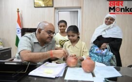 गुल्लक लूट की फरियाद सुन भावुक हुए कानपुर DM, अनोखा न्याय कर बच्ची को लौटाई मुस्कान