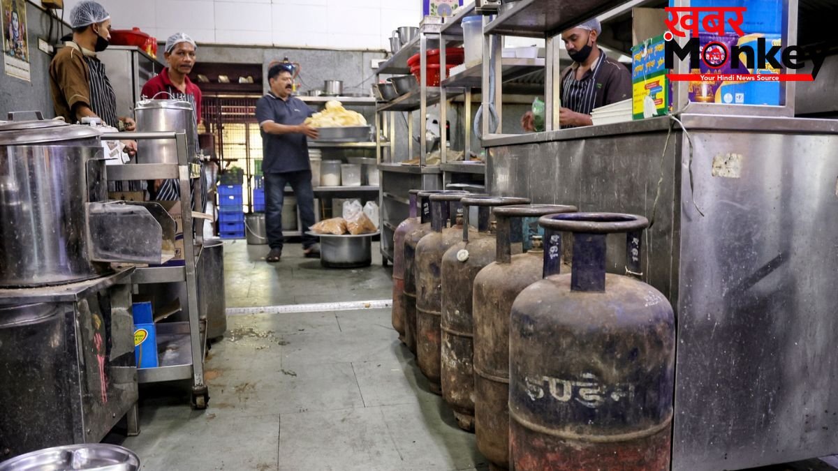 15% तक महंगा होगा होटल-रेस्टॉरेंट का खाना, कमर्शियल LPG की कीमतों में 3 बार में 1332.50 रुपये की बढ़ोतरी