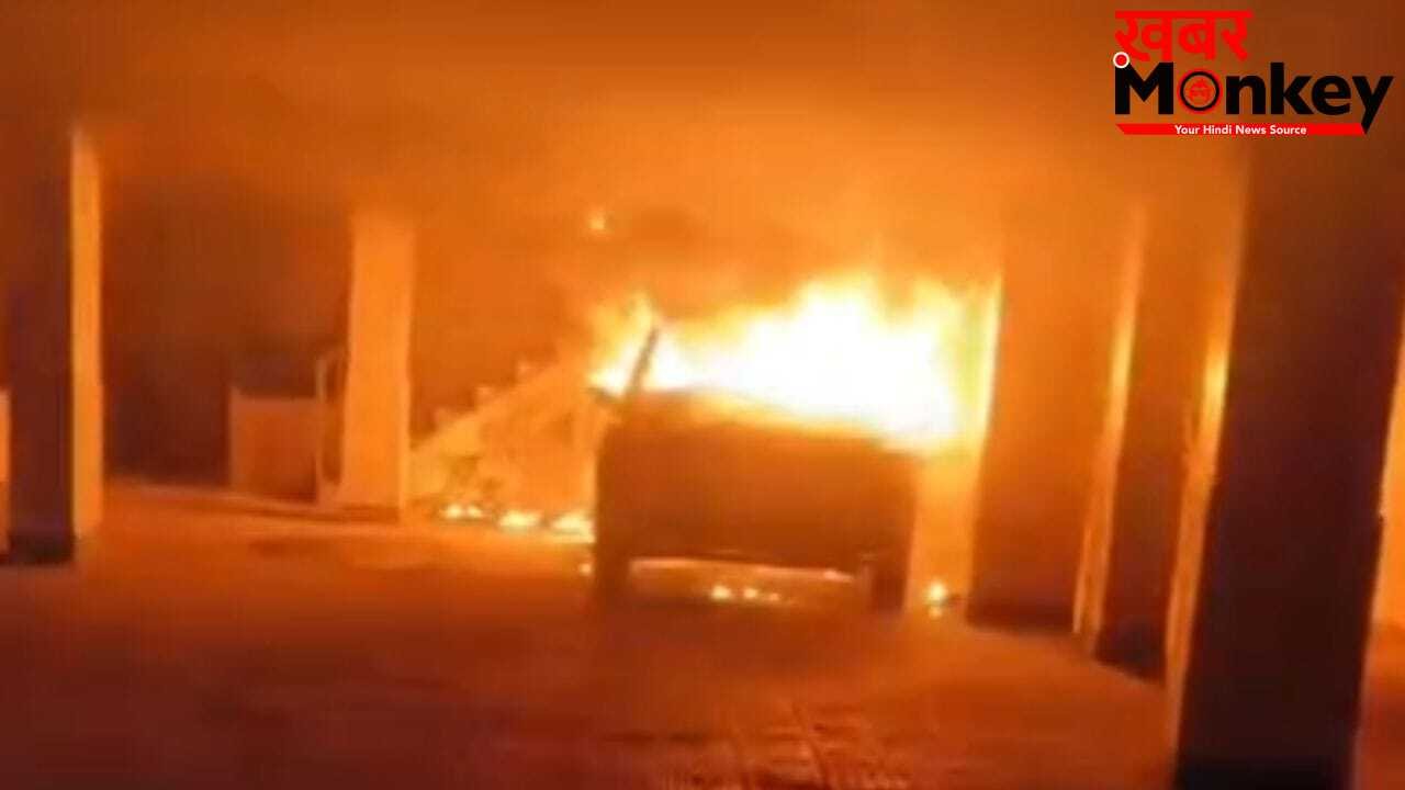 गाजियाबाद में धू-धू कर जली इलेक्ट्रिक कार, चार्जिंग के दौरान लगी आग, बिल्डिंग में फंसे 17 लोग