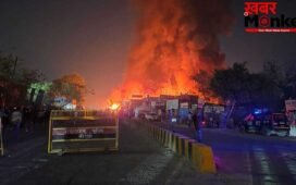 ग्रेटर नोएडा के शाहबेरी फर्नीचर मार्केट में भीषण आग, लाखों का सामान जलकर खाक; बुझाने में जुटी फायर ब्रिगेड