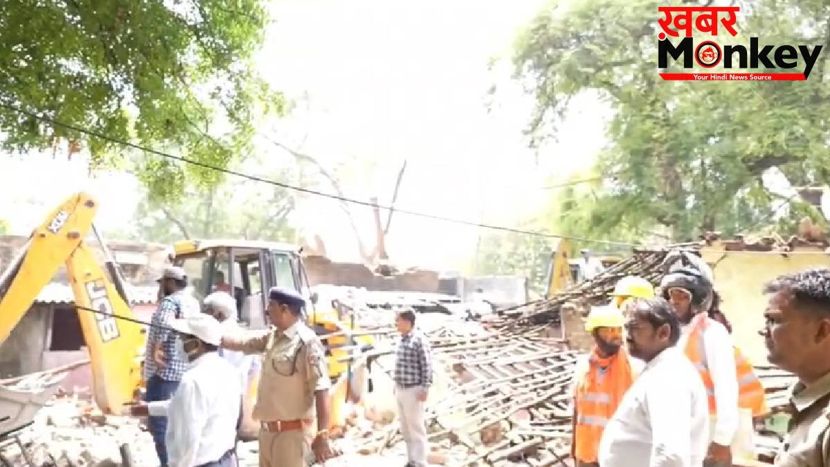 प्रयागराज में रेलवे की जमीन पर बने अवैध निर्माण पर चला बुलडोजर, 100 करोड़ रुपये की भूमि कराई गई खाली
