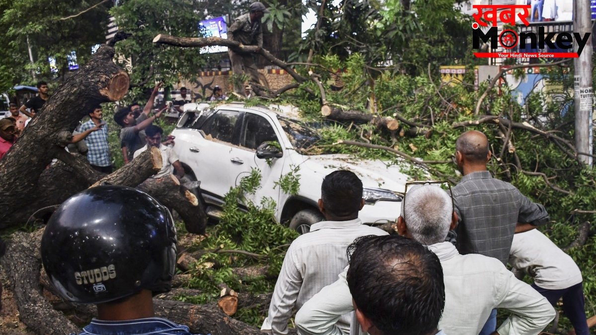 यूपी में आंधी-तूफान ने बरपाया कहर, 15 की मौत, कई बिल्डिगों की दीवारें गिरीं, जड़ से उखड़े पेड़