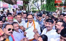 धरना दे रहे ग्राम प्रधानों के बीच पहुंचे उपमुख्यमंत्री ब्रजेश पाठक, मांगों पर विचार का दिया भरोसा, मिठाई भी खिलाई