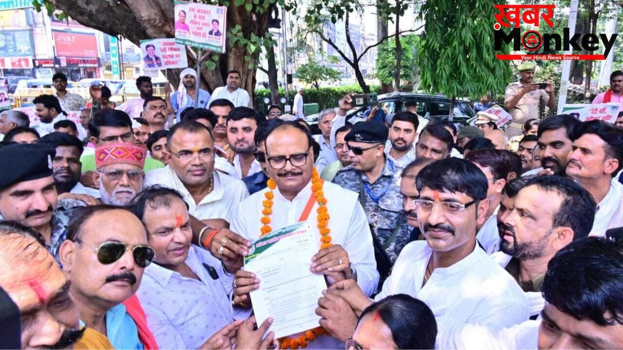 धरना दे रहे ग्राम प्रधानों के बीच पहुंचे उपमुख्यमंत्री ब्रजेश पाठक, मांगों पर विचार का दिया भरोसा, मिठाई भी खिलाई