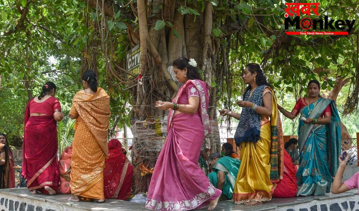Vat Savitri Vrat 2026: पहली बार वट सावित्री व्रत रख रहीं सुहागिनें नोट कर लें Puja Vidhi और शुभ मुहूर्त