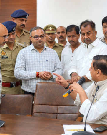 प्रयागराज में छात्रों संग बैठक कर रहे संजय सिंह को प्रशासन ने टोका, जमकर हुई तू-तू मैं-मैं !